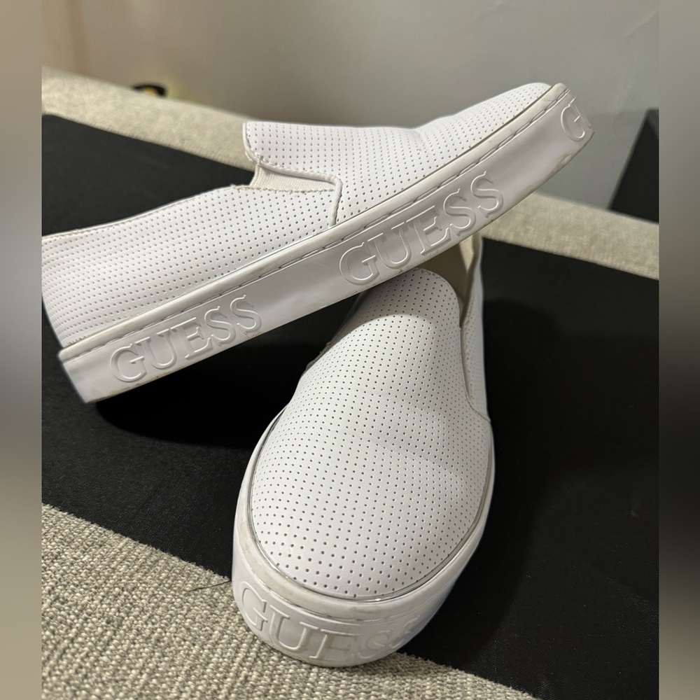 Guess slip-on
